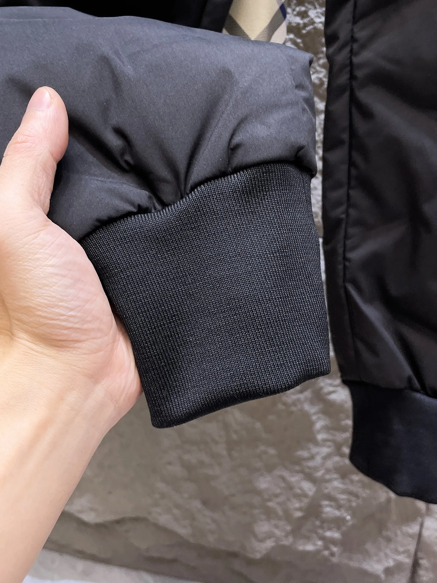 P490 Big Goose🇨🇦 🌹25 new autumn and winter thickened warm down pants are here🔥A must-have outdoor windproof, lockable and warm in winter. Made of professional-grade outdoor windproof, waterproof and breathable fabric. Lining is 90% white duck down filling. Lightweight design. Lightweight and warm. Seamless gluing process on the inside. Uses light and gall-free anti-drilling fabric to effectively prevent velvet running. Original hardware accessories. Classic logo matching. Simple and versatile, the upper body is stylish and not bloated. The style is the same for men and women! Size: M-3XL.